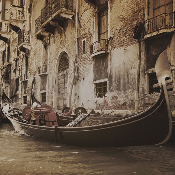 Murals Ships and Boats Gondola in Venice-D1F5C3